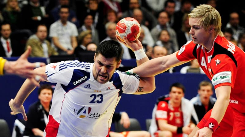 Sébastien Bosquet face à la défense islandaise lors du dernier Euro