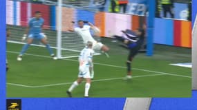 Le check de l'assistance vidéo sur la main d'Adrien Rabiot lors d'OM-OL, 20e journée de Ligue 1, 2 février 2025