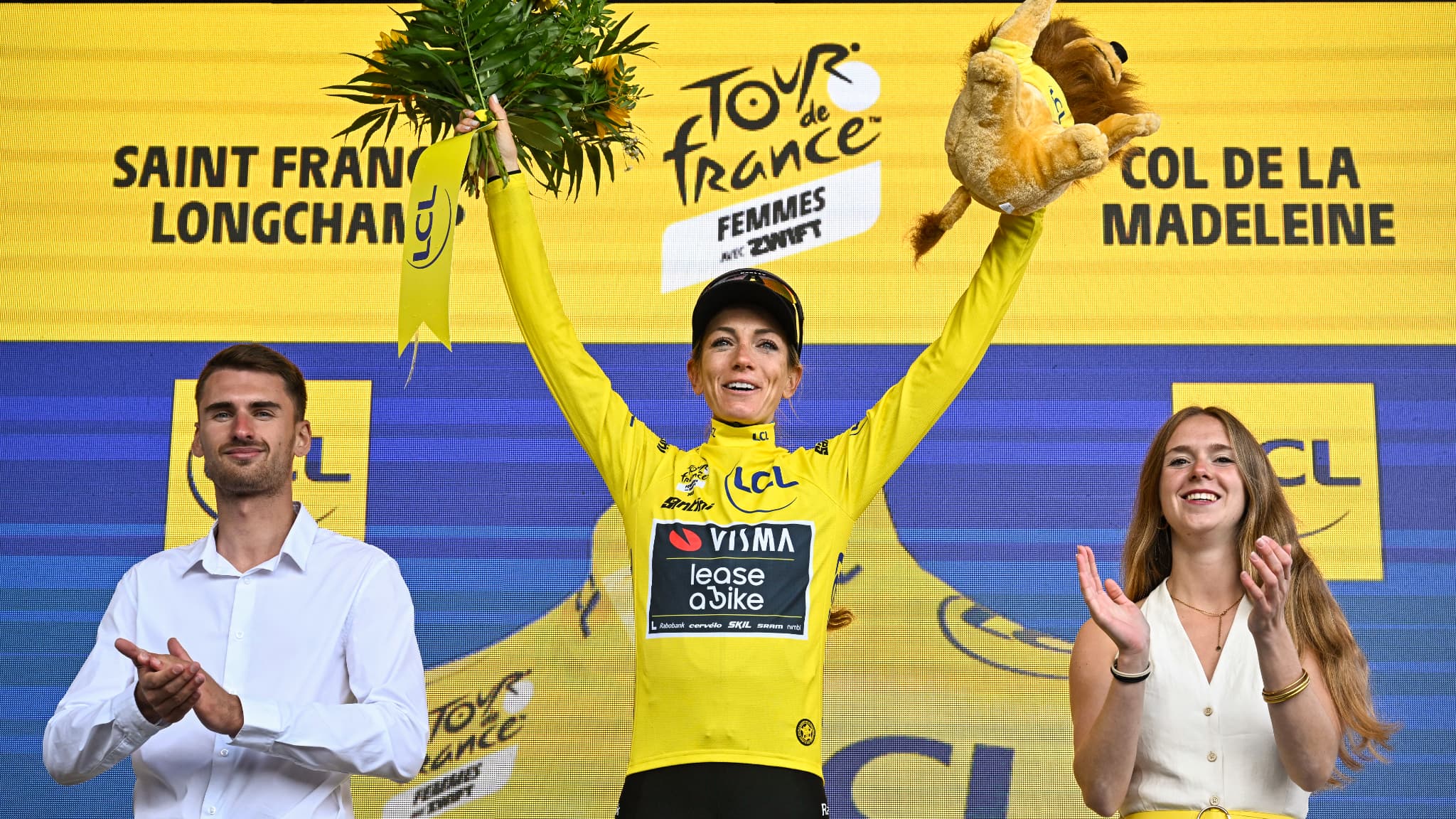 La Française Pauline Ferrand-Prévot monte sur le podium avec le maillot jaune, avant-dernière étape du Tour de France, 2 août 2025