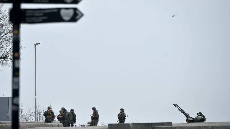 Des militaires ukrainiens prennent position dans le centre de la capitale ukrainienne, Kiev, le 25 février 2022.