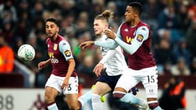 Harvey Elliott entre Neil Taylor et Ezri Konsa lors du match Aston Villa-Liverpool en League Cup, le 17 décembre 2019