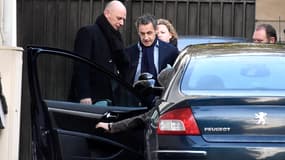 Nicolas Sarkozy entre dans sa voiture au matin du 15 février, la veille de sa convocation devant le juge pour l'affaire des comptes de campagne.