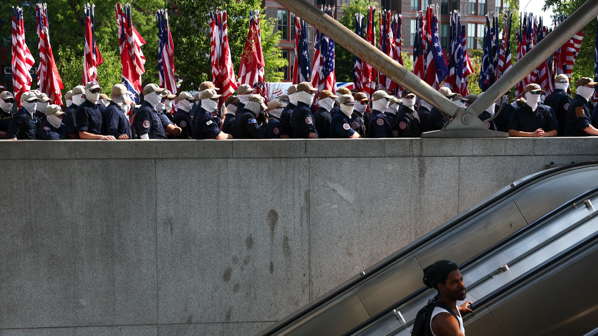 Des membres du groupe suprémaciste blanc "Patriot Front" à Washington, aux États-Unis, le 4 juillet 2026.