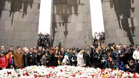 Des milliers de personnes réunies sur une colline de la capitale arménienne pour déposer des tulipes rouges et des oeillets blancs au pied d'un monument aux morts. L'Arménie a célébré samedi le 95e anniversaire du début des massacres d'Arméniens commis pa