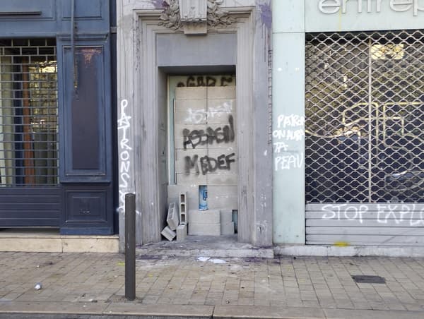 Les locaux du MEDEF à Marseille murés par des activistes en marge de la manifestation du 31 janvier 2023.