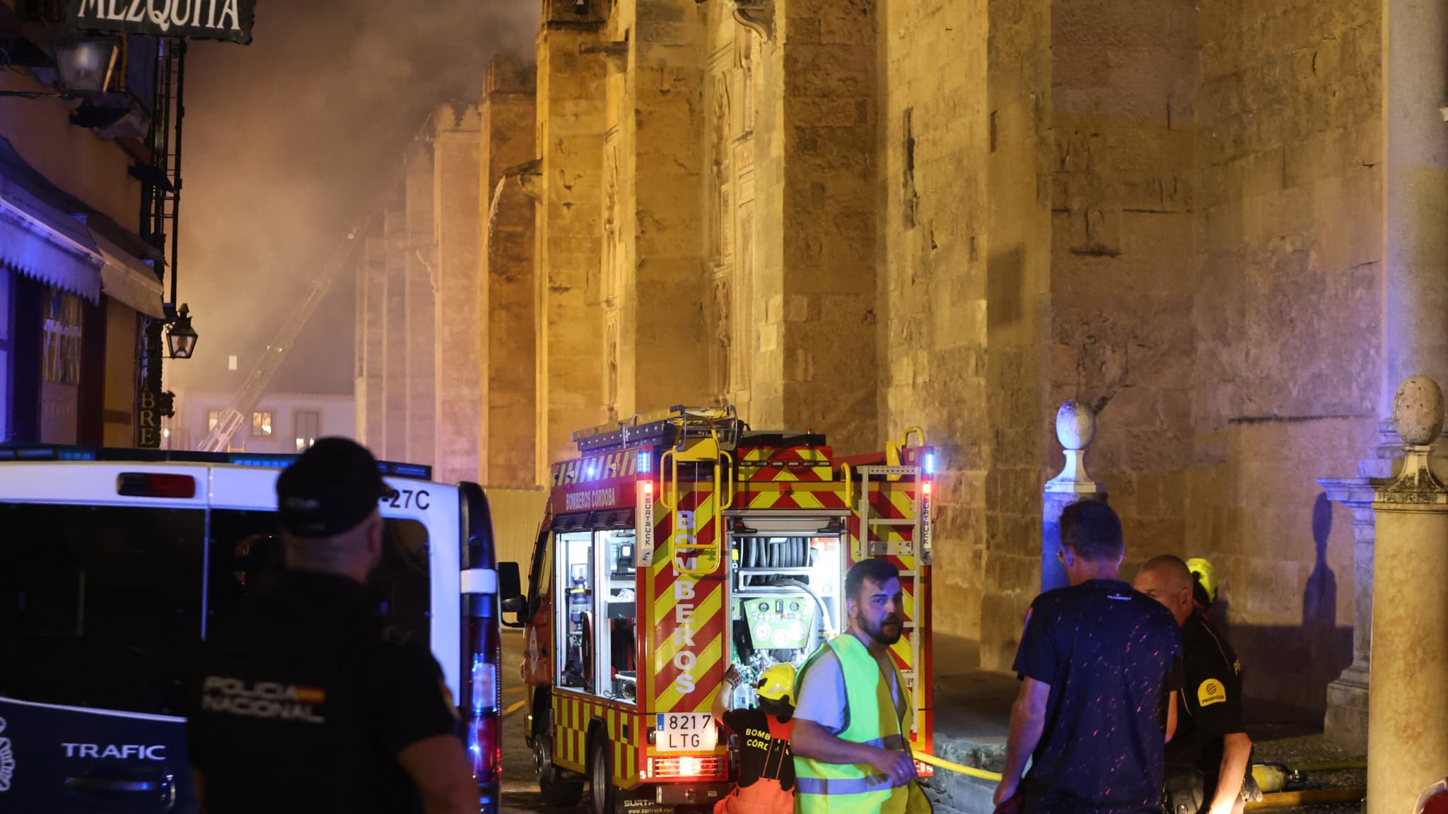 Les pompiers s'efforcent d'éteindre un incendie qui s'est déclaré dans la mosquée historique transformée en cathédrale dans la ville de Cordoue, dans le sud de l'Espagne, le 8 août 2025.