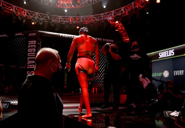 Claressa Shields monte dans la cage pour son premier combat de MMA en juin 2021