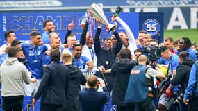 Steven Gerrard qui brandit le trophée de champion d'Écosse, à Glasgow le 15 mai 2021