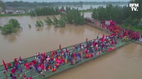 Inondations en Chine: des habitants de plusieurs villages évacués grâce à un pont flottant
