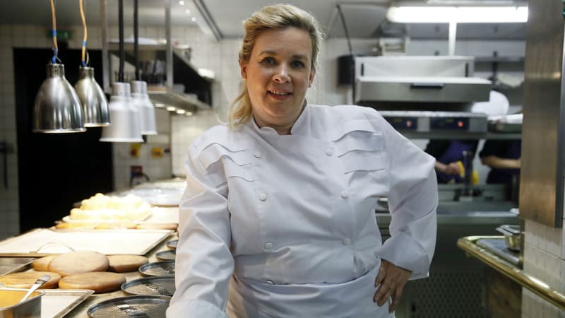 La chef française Hélène Darroze dans les cuisines de son restaurant éponyme à Paris, le 23 avril 2015