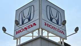 Des enseignes au-dessus d'une concession automobile du constructeur japonais Honda Motor à Tokyo, au Japon, le 13 mai 2025 (photo d'illustration).
