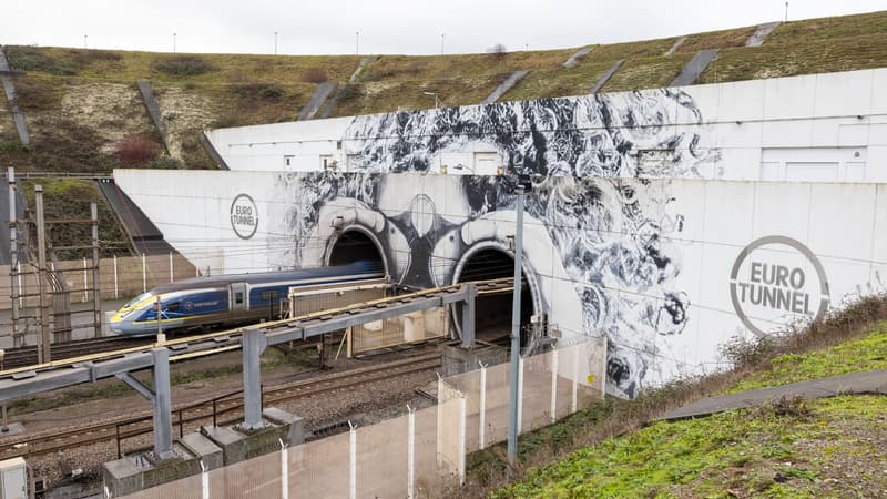 Un train Eurostar sort du Tunnel sous la Manche.