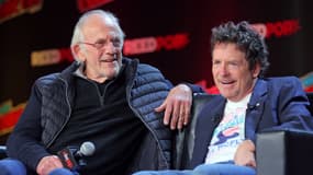 Christopher Lloyd (à gauche) et Michael J. Fox (à droite), acteurs stars de la saga "Retour vers le futur", réunis à l'occasion du Comic Con de New York, le 8 octobre 2022.