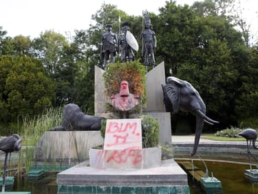 Une statue de Leopold II dégradée dans le cadre du mouvement Black lives matter dans le parc de L'Africa Museum à Bruxelles