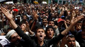 Manifestants demandant le départ du président yéménite Ali Abdallah Saleh, dimanche devant l'université de Sanaa. Les Etats-Unis conseillent à leurs ressortissants de quitter le Yémen en raison d'un "risque extrêmement élevé en matière sécuritaire du fait