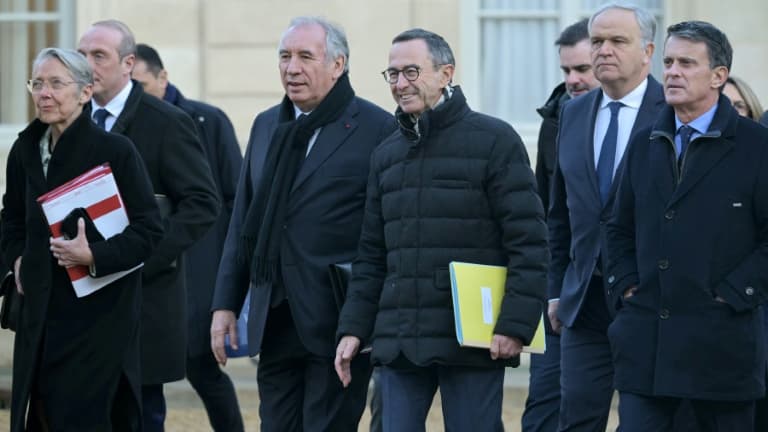 François Bayrou, entouré notamment d'Elisabeth Borne (g), ministre de l'Education et de Bruno Retailleau (d), ministre de l'Intérieur, se dirigeant vers l'Elysée pour le premier Conseil des ministres du Premier ministre