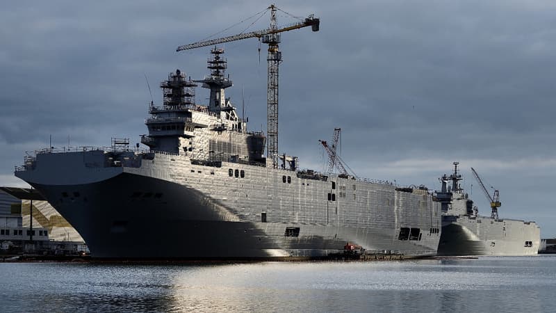 Les deux navires de guerre Mistral commandés par Moscou, le Sébastopol et le Vladivostok, à Saint-Nazaire, le 20 décembre 2014.
