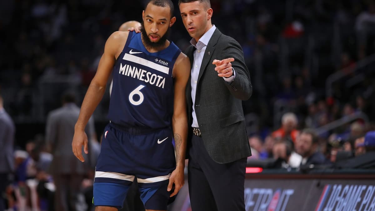 Ryan Saunders (à droite), le coach principal des Minnesota Timberwolves qui a recruté Max Lefèvre Ryan Saunders (à droite), le coach principal des Minnesota Timberwolves qui a recruté Max Lefèvre