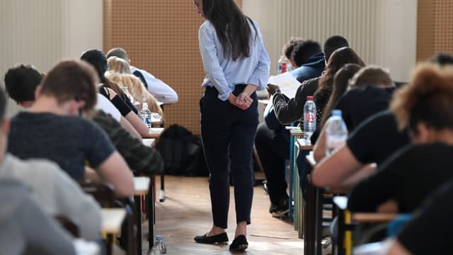 Une surveillante dans une salle d'examen du baccalauréat en 2018 à Strasbourg (photo d'illustration)