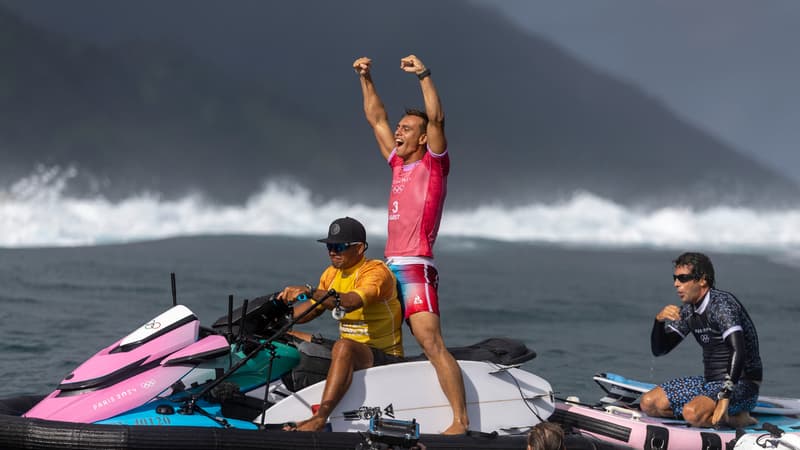 Kauli Vaast après sa victoire lors de la finale de surf aux Jeux olympiques, le lundi 5 août 2024