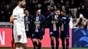 Kylian Mbappé félicité par Neymar lors du match OL-PSG, au Groupama Stadium le 4 mars 2020