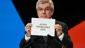 Le patron du Comité international olympique (CIO) Thomas Bach annonce l'hôte des Jeux d'hiver 2030, lors d'une réunion de l'instance à Paris le 24 juillet 2024