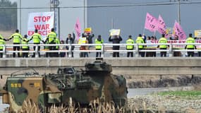 Des militants anti-guerre sud-coréens, le 31 mars 2014.