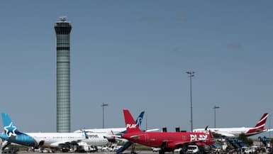 Des avions sur le tarmac de l'aéroport Roissy Charles-de-Gaulle près de Paris, pendant la grève des contrôleurs aériens français, le 3 juillet 2025