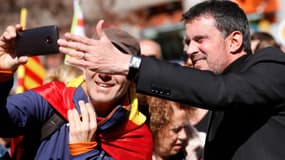 Manuel Valls pose sur une photo lors d'une manifestation pour défendre l'unité de l'Espagne, le 18 mars 2018, à Barcelone. 