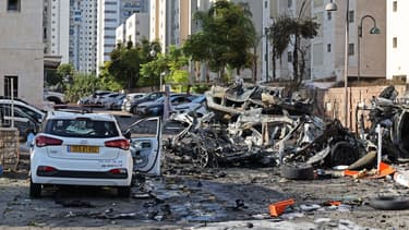 Des voitures endommagées, après des tirs de roquette depuis la bande de Gaza, à Ashkelon, en Israël, le 7 octobre 2023