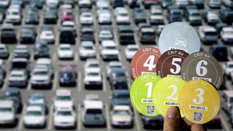 Une photo prise le 2 juin 2015 montre des vignettes Crit'Air délivrées par le ministère français de l'Écologie pour classer les véhicules en fonction de leurs émissions de polluants atmosphériques dans le cadre du Plan d'action pour la qualité de l'air du ministère.