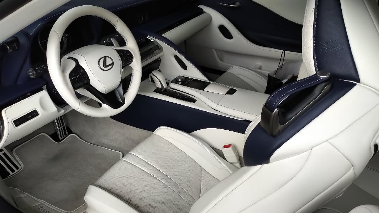 La Lexus LC500 cabriolet Regatta Edition dispose d'un écran, mais non-tactile, il se commande avec une molette. La Lexus LC500 cabriolet Regatta Edition dispose d'un écran, mais non-tactile, il se commande avec une molette.