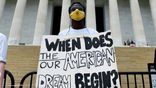 Un manifestant devant le mémorial de Lincoln, le 6 juin 2020
