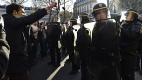 Des CRS face à un participant au mouvement Nuit Debout, le 12 avril 2016, place de la République à Paris.
