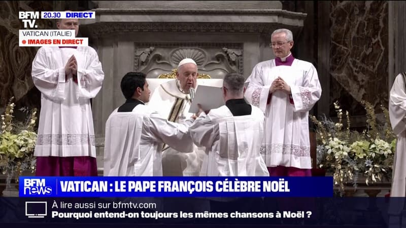 Vatican: le pape François tient une messe pour célébrer Noël