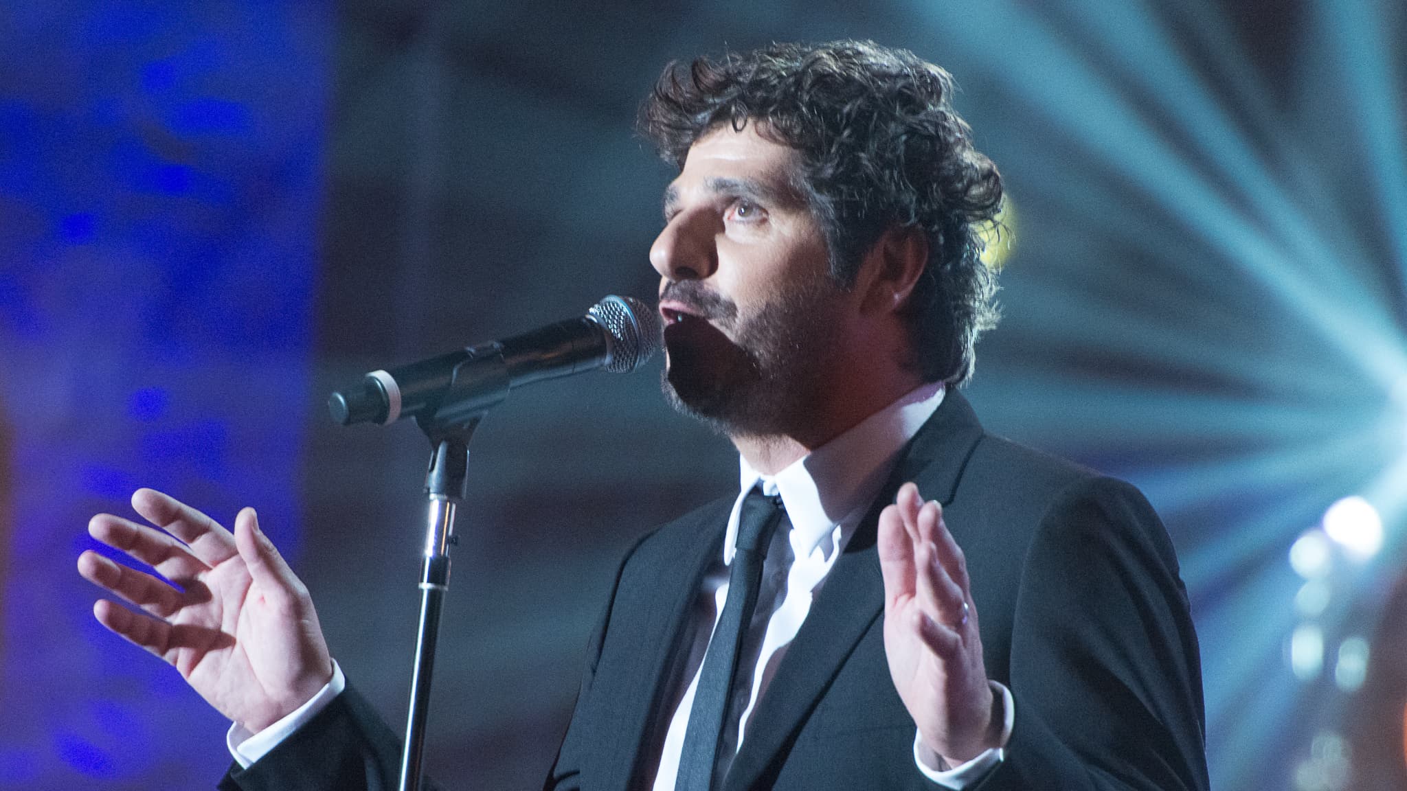 "J'AI CRU HALLUCINER": PATRICK FIORI VIENT EN AIDE À UN COUPLE QUI A CREVÉ EN CORSE