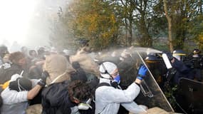 De violents affrontements ont opposé mercredi forces de l'ordre et militants antinucléaires venus protester près de Valognes contre un convoi ferroviaire de déchets radioactifs qui doit quitter la Manche pour rejoindre l'Allemagne. /Photo prise le 23 nove