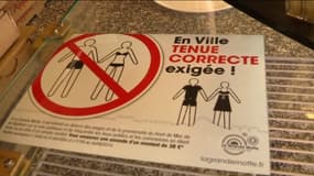 Une affiche rappelant l'interdiction de se déplacer en simple maillot de bain dans les rue de la Grande-Motte, dans l'Hérault.