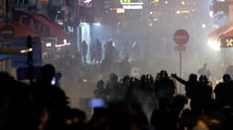 Les forces de l'ordre font face aux manifestants sur la place de la République, à Paris, ce 21 mars.