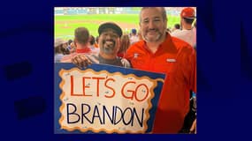 Le sénateur du Texas Ted Cruz posant aux côtés d'une pancarte "Let's go Brandon"