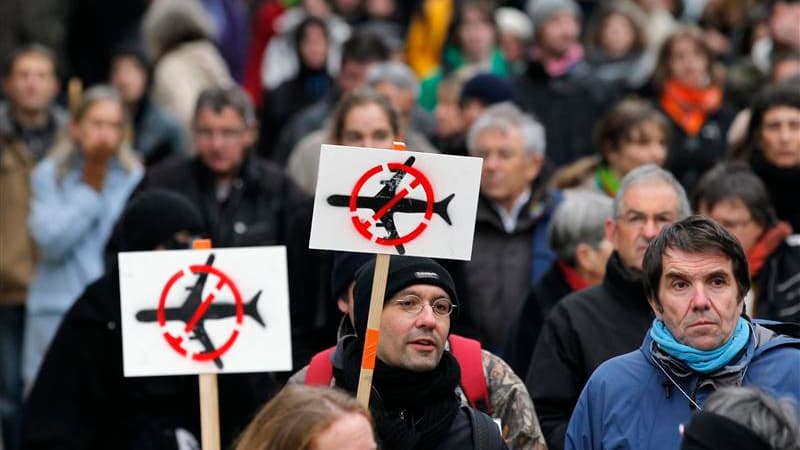 Plus de 2.000 opposants au projet d'aéroport de Notre-Dame-des-Landes (Loire-Atlantique) ont manifesté samedi à Nantes dans le cadre d'une journée d'action européenne contre les "projets nuisibles". /Photo prise le 8 décembre 2012/REUTERS/Stéphane Mahé