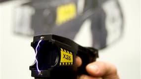 Les policiers municipaux sont autorisés à utiliser des pistolets à impulsion électrique, les "Taser", depuis la parution jeudi matin d'un décret ministériel au Journal Officiel. /Photo d'archives/REUTERS/Christinne Muschi