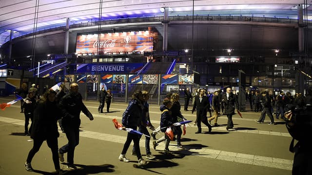 Des supporters quittent le Stade de France, le 13 novembre dernier, après que des kamikazes se sont fait explosés aux abords du Stade.