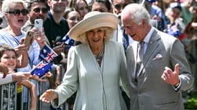 Le roi Charles III et la reine devant l'église anglicane St Thomas à Sydney, le 20 octobre 2024.