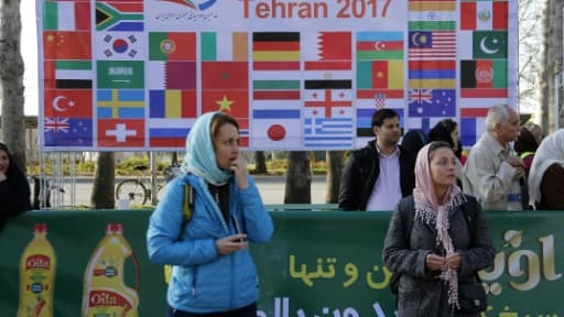 Des participants attendent le début du premier marathon international à Téhéran, le 7 avril 2017 Des participants attendent le début du premier marathon international à Téhéran, le 7 avril 2017