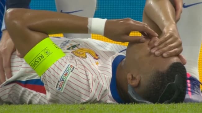 Kylian Mbappé se plaint du nez après avoir pris un ballon dans le visage lors du quart de finale de l'Euro, 5 juillet 2024