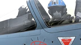 Un pilote français aux commandes de son Mirage 2000-5F se prépare pour assurer une mission de "police du ciel" au-dessus des pays baltes.