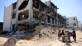Des Palestiniens transportent leurs affaires près d'une école de réfugiés de l'ONU de Jabalia, à Gaza, le 31 mai 2024. Photo d'illustration