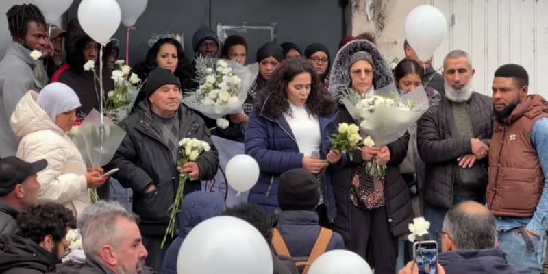 Des participants de la marche blanche organisée à Vaulx-en-Velin (Rhône) le samedi 16 décembre 2023, en hommage aux victimes de l'incendie d'un immeuble survenu un an plus tôt.