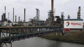 Les salariés de la raffinerie Total de Dunkerque ont repris lundi après-midi les opérations de purge de gaz des installations, les syndicats n'ayant pas réussi à se mettre d'accord sur la poursuite de l'arrêt du travail. /Photo d'archives/REUTERS/Pascal R